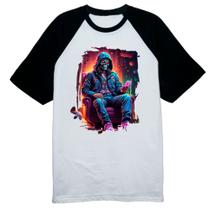 Camiseta Raglan Caveira neon no sofa
