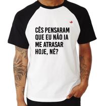 Camiseta Raglan Cês pensaram que eu não ia me atrasar - Foca na Moda