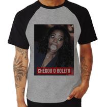 Camiseta Raglan Chegou o boleto - Foca na Moda