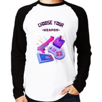 Camiseta Raglan Choose your weapon Manga Longa - Foca na Moda Camiseta Raglan Choose your weapon Manga Longa - Foca na Moda