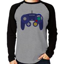 Camiseta Raglan Controle Retrô Vídeo Game Gamepad Manga Longa - Foca na Moda Camiseta Raglan Controle Retrô Vídeo Game Gamepad Manga Longa - Foca na Moda