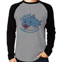 Camiseta Raglan Cuidado! Dentinhos em crescimento (Azul) Manga Longa - Foca na Moda