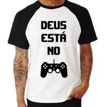 Camiseta Raglan Deus está no controle - Foca na Moda