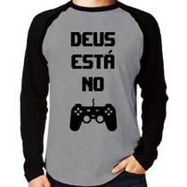 Camiseta Raglan Deus está no controle Manga Longa - Foca na Moda