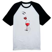 Camiseta Raglan Diva com uma taca de vinho Camiseta Raglan Diva com uma taca de vinho