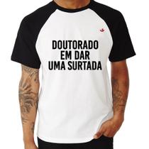 Camiseta Raglan Doutorado em dar uma surtada - Foca na Moda