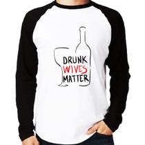 Camiseta Raglan Drunk Wives Matter Manga Longa - Foca na Moda