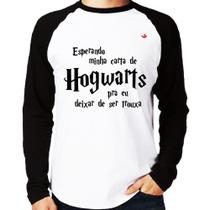 Camiseta Raglan Esperando minha carta de Hogwarts Manga Longa - Foca na Moda