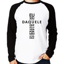 Camiseta Raglan Eu sou daquele que deu a vida por mim na cruz Manga Longa - Foca na Moda Camiseta Raglan Eu sou daquele que deu a vida por mim na cruz Manga Longa - Foca na Moda
