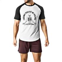 Camiseta Raglan Fazendo yoga ate me acalmar