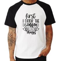 Camiseta Raglan First I drink the coffee then I do the things - Foca na Moda