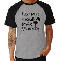 Camiseta Raglan I just want to drink wine and rescue dogs - Foca na Moda