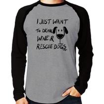 Camiseta Raglan I just want to drink wine and rescue dogs Manga Longa - Foca na Moda