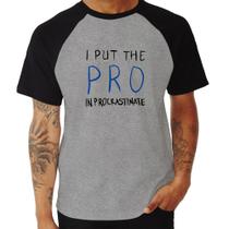 Camiseta Raglan I put the pro in procrastinate - Foca na Moda Camiseta Raglan I put the pro in procrastinate - Foca na Moda