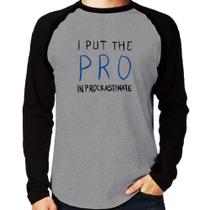 Camiseta Raglan I put the pro in procrastinate Manga Longa - Foca na Moda Camiseta Raglan I put the pro in procrastinate Manga Longa - Foca na Moda