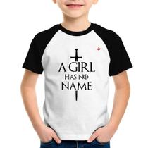 Camiseta Raglan Infantil A girl has no name - Foca na Moda