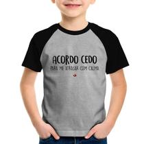 Camiseta Raglan Infantil Acordo cedo para me atrasar com calma - Foca na Moda