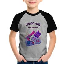 Camiseta Raglan Infantil Choose your weapon - Foca na Moda