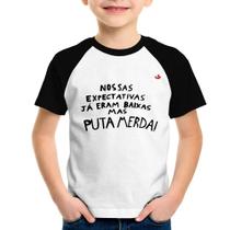 Camiseta Raglan Infantil Nossas expectativas já eram baixas - Foca na Moda