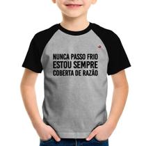 Camiseta Raglan Infantil Nunca passo frio, estou sempre coberta de razão - Foca na Moda
