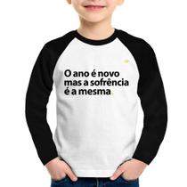 Camiseta Raglan Infantil O ano é novo mas a sofrência é a mesma Manga Longa - Foca na Moda Camiseta Raglan Infantil O ano é novo mas a sofrência é a mesma Manga Longa - Foca na Moda