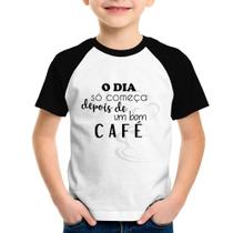 Camiseta Raglan Infantil O dia só começa depois de um bom café - Foca na Moda
