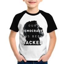 Camiseta Raglan Infantil Our Democracy Has Been Hacked - Foca na Moda