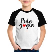 Camiseta Raglan Infantil Pedagogia por amor - Foca na Moda
