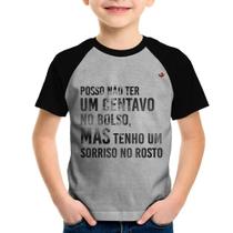 Camiseta Raglan Infantil Posso não ter um centavo no bolso, mas tenho um sorriso no rosto - Foca na Moda Camiseta Raglan Infantil Posso não ter um centavo no bolso, mas tenho um sorriso no rosto - Foca na Moda