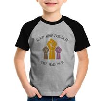 Camiseta Raglan Infantil Se fere minha existência, serei resistência - Foca na Moda Camiseta Raglan Infantil Se fere minha existência, serei resistência - Foca na Moda