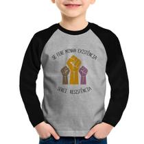 Camiseta Raglan Infantil Se fere minha existência, serei resistência Manga Longa - Foca na Moda Camiseta Raglan Infantil Se fere minha existência, serei resistência Manga Longa - Foca na Moda