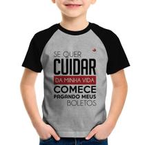 Camiseta Raglan Infantil Se quer cuidar da minha vida comece pagando meus boletos - Foca na Moda