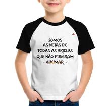 Camiseta Raglan Infantil Somos as netas de todas as bruxas que não puderam queimar - Foca na Moda