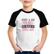 Camiseta Raglan Infantil Such a big miracle in a such litle girl - Foca na Moda