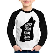 Camiseta Raglan Infantil When the snows fall and the white winds blow, the lone wolf dies, but the pack survives Manga Longa - Foca na Moda