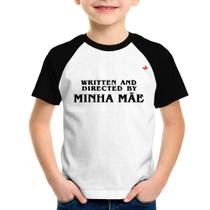 Camiseta Raglan Infantil Written and directed by minha mãe - Foca na Moda Camiseta Raglan Infantil Written and directed by minha mãe - Foca na Moda