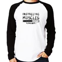 Camiseta Raglan Installing Muscles Manga Longa - Foca na Moda