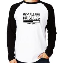 Camiseta Raglan Installing Muscles Manga Longa - Foca na Moda Camiseta Raglan Installing Muscles Manga Longa - Foca na Moda