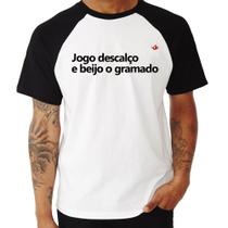 Camiseta Raglan Jogo descalço e beijo o gramado - Foca na Moda
