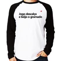 Camiseta Raglan Jogo descalço e beijo o gramado Manga Longa - Foca na Moda