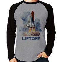 Camiseta Raglan Liftoff: Lançamento do Ônibus Espacial Manga Longa - Foca na Moda Camiseta Raglan Liftoff: Lançamento do Ônibus Espacial Manga Longa - Foca na Moda