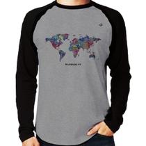 Camiseta Raglan Mapa mundi mosaico Manga Longa - Foca na Moda Camiseta Raglan Mapa mundi mosaico Manga Longa - Foca na Moda