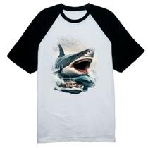 Camiseta Raglan Megalodon atacando embarcacao Camiseta Raglan Megalodon atacando embarcacao