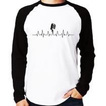 Camiseta Raglan Microfone Batimentos Cardíacos Manga Longa - Foca na Moda Camiseta Raglan Microfone Batimentos Cardíacos Manga Longa - Foca na Moda