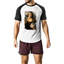 Camiseta Raglan Mona Lisa que fedo Camiseta Raglan Mona Lisa que fedo