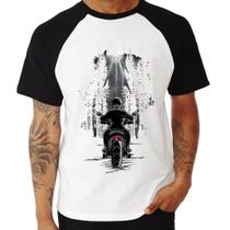 Camiseta Raglan Motociclista na floresta - Foca na Moda