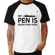 Camiseta Raglan My pen is bigger than yours - Foca na Moda Camiseta Raglan My pen is bigger than yours - Foca na Moda