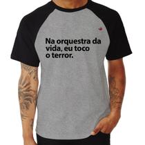 Camiseta Raglan Na orquestra da vida eu toco o terror - Foca na Moda