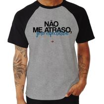 Camiseta Raglan Não me atraso, gero expectativa - Foca na Moda