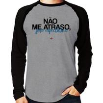 Camiseta Raglan Não me atraso, gero expectativa Manga Longa - Foca na Moda